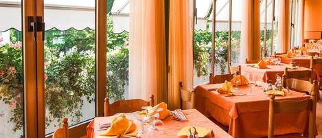 Serveert ontbijt, lunch, diner, lokale gerechten