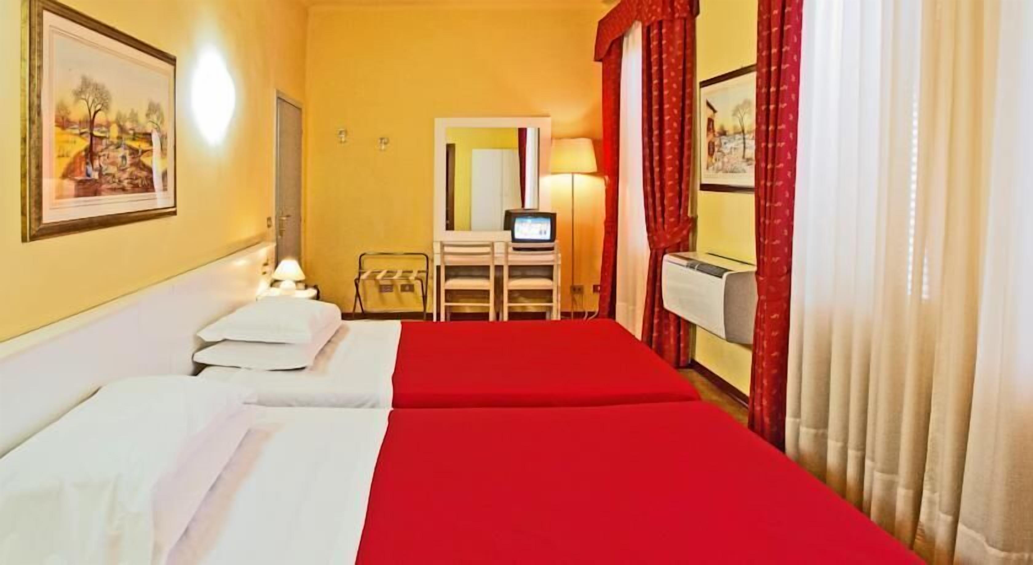 triple room | in-room safe, desk, cots/infant beds, free wifi
