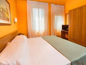 Chambre double ou avec lits jumeaux | Coffre-fort, bureau, lit de bébé (supplément), accès au Wi-Fi (inclus)