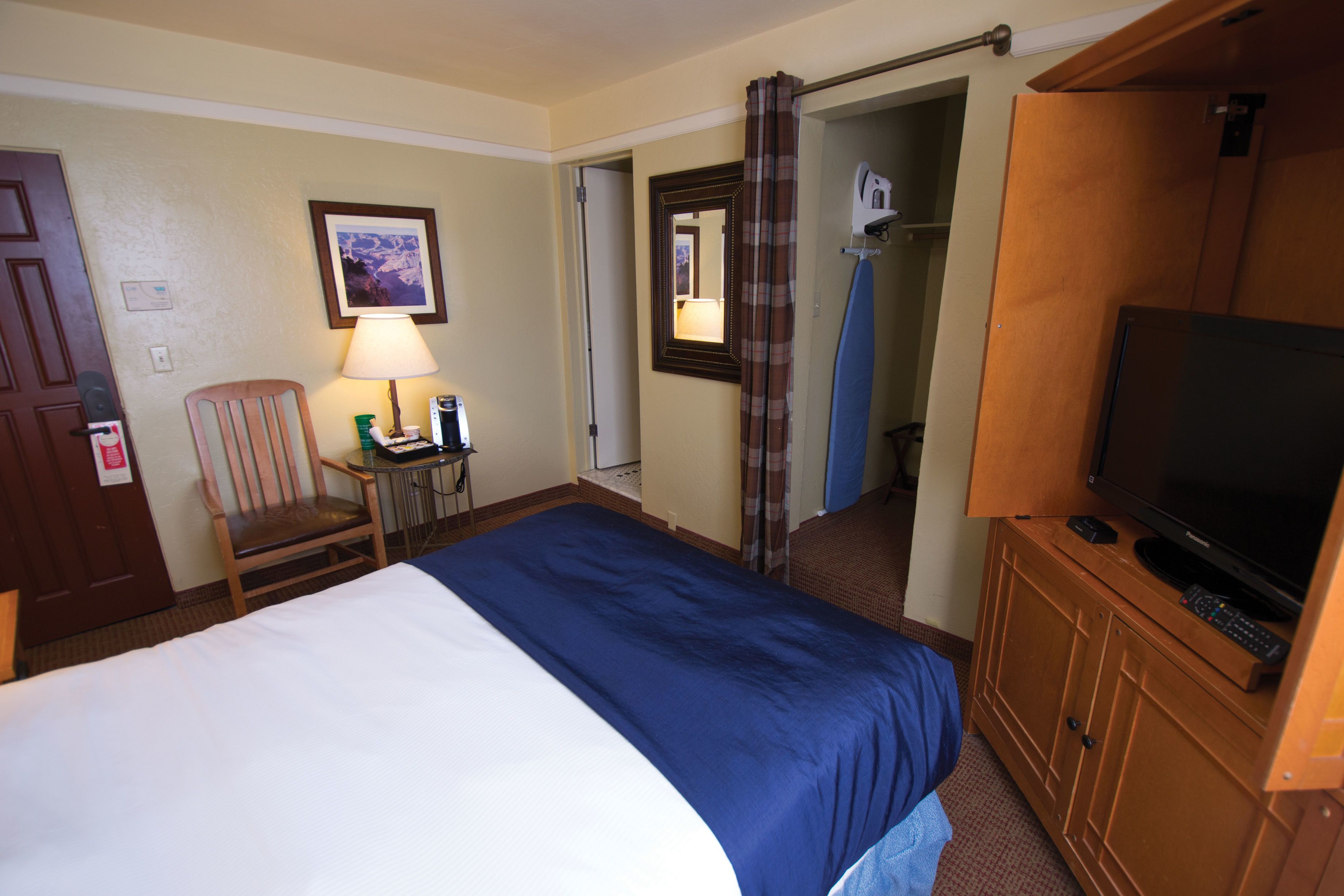 standard room, 1 double bed | in-room safe, desk, iron/ironing board, rollaway beds