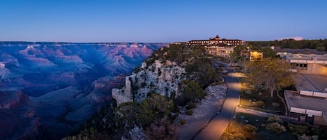Un hotel con vistas al Gran Cañón al atardecer.