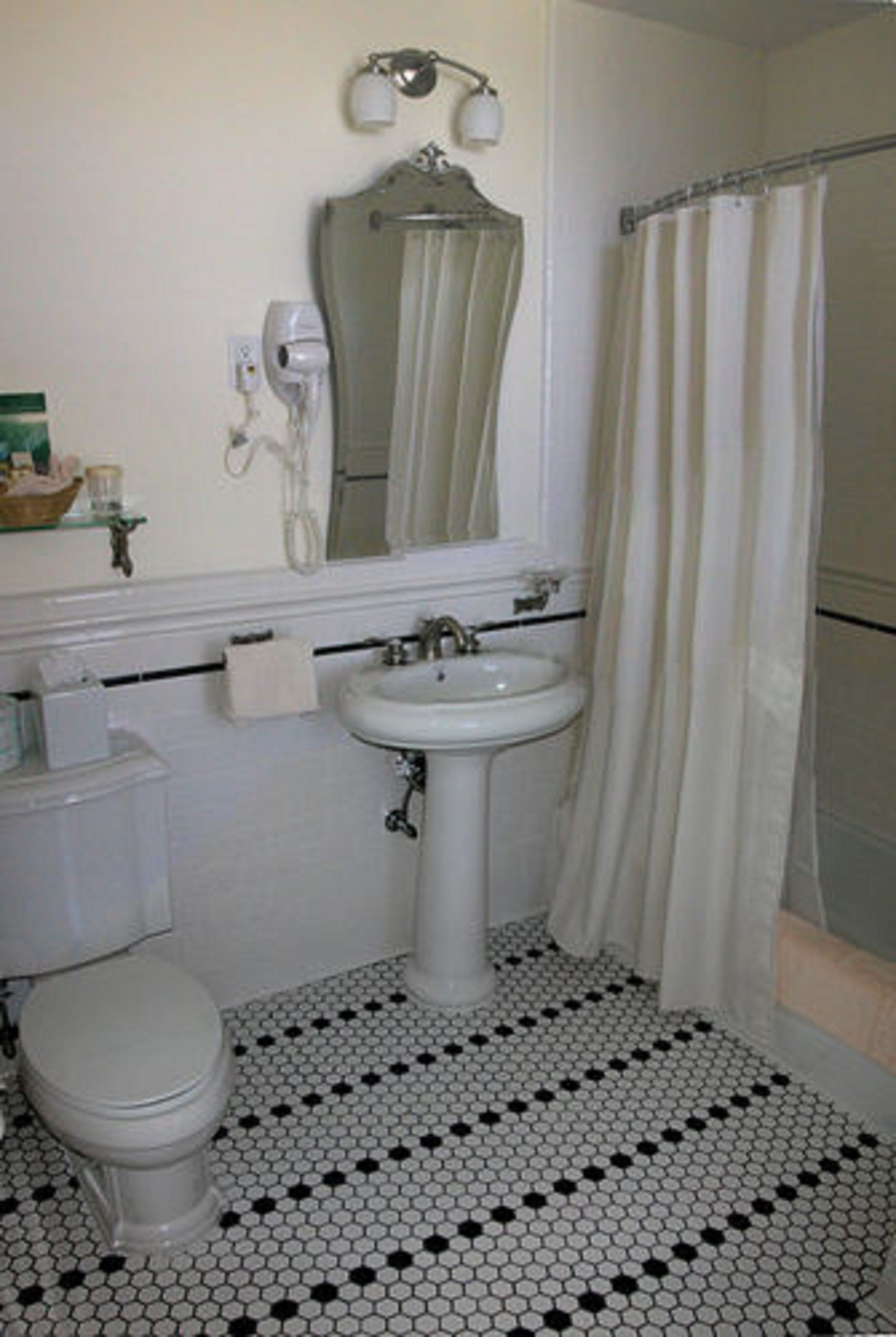 combined shower/bathtub, free toiletries, hair dryer, towels