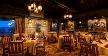 供应早餐、午餐和晚餐，美洲菜