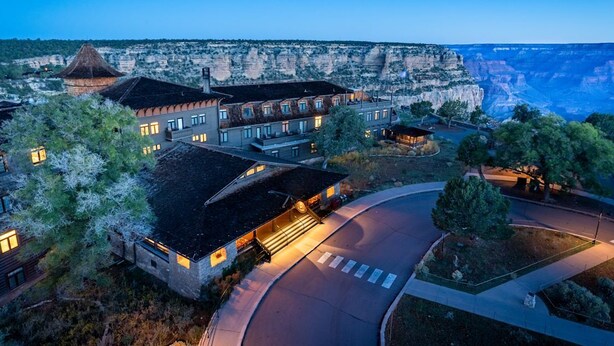 Un hotel con varias edificaciones, una carretera sinuosa y vistas a un cañón.
