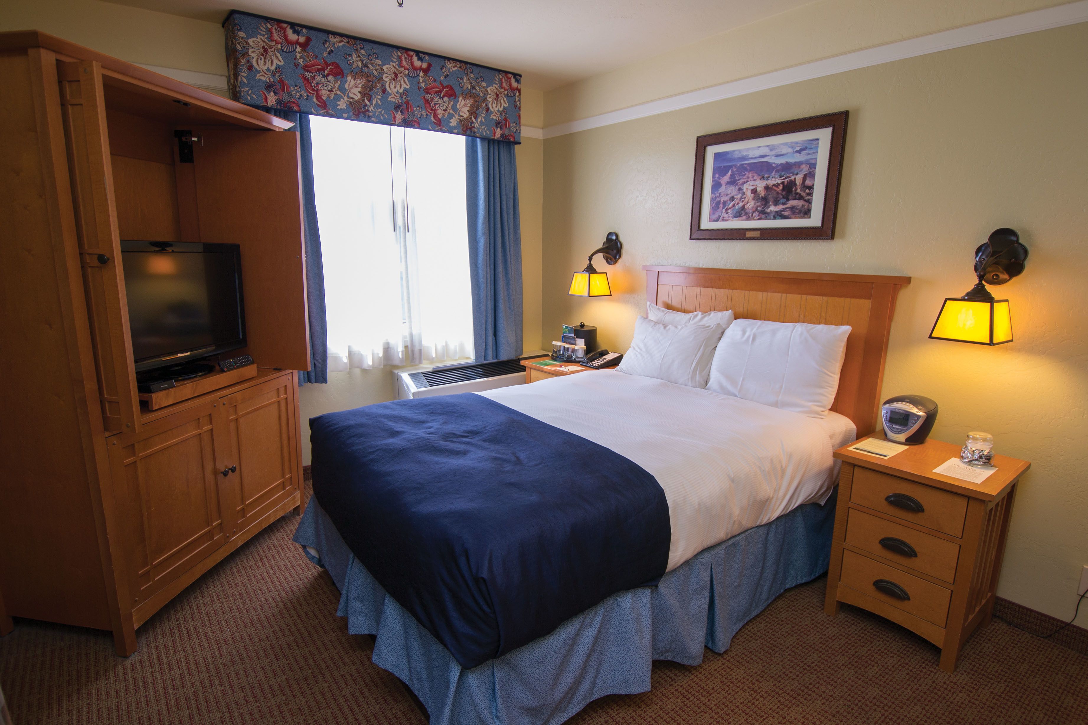 standard room, 1 double bed | in-room safe, desk, iron/ironing board, rollaway beds