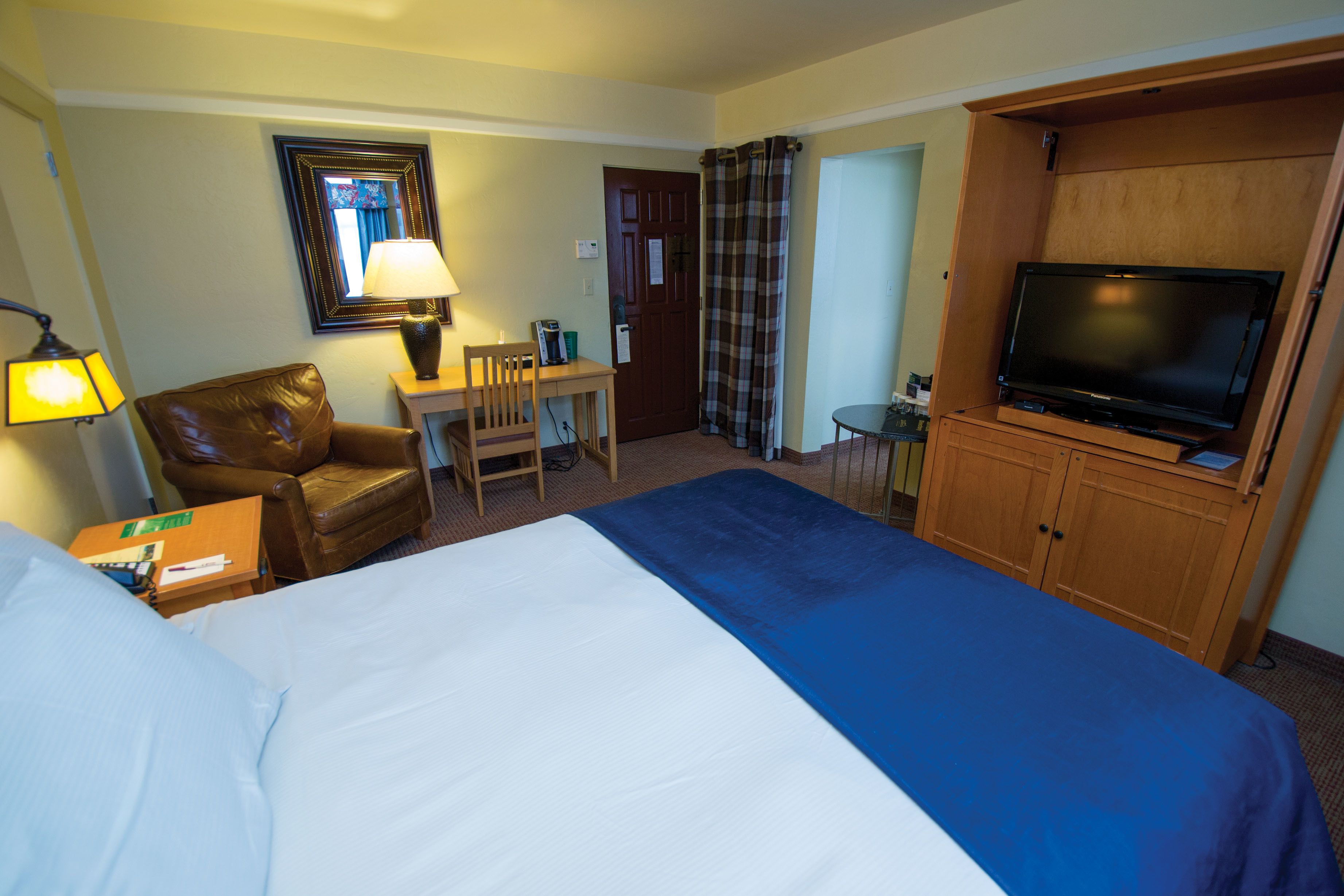 standard room, 1 queen bed street level | in-room safe, desk, iron/ironing board, rollaway beds