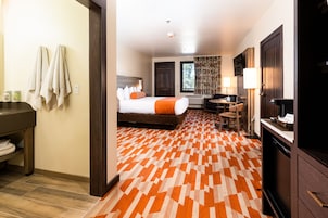 标准房, 1 张特大床 (South) | 免费婴儿床、折叠床/加床（额外收费）、床单