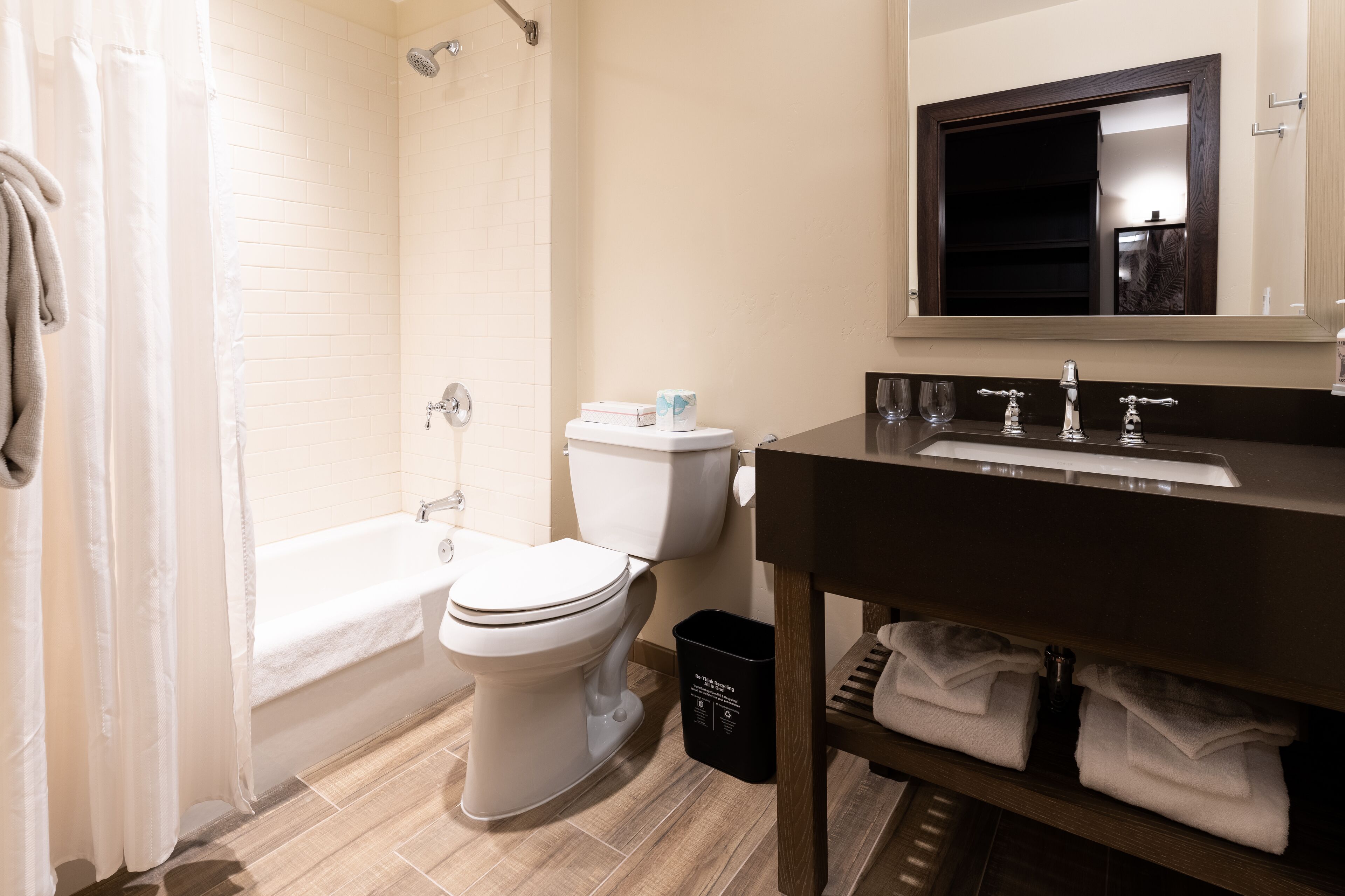 combined shower/bathtub, hair dryer, towels