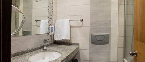 Articles de toilette gratuits, sèche-cheveux, chaussons