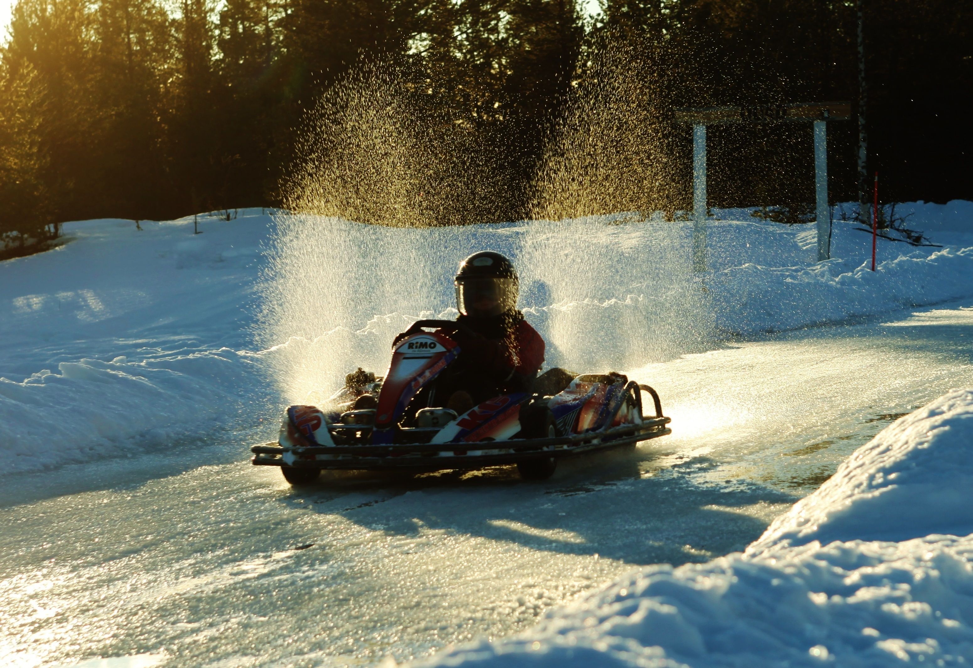 Una persona conduciendo un vehículo para nieve sobre una pista nevada.
