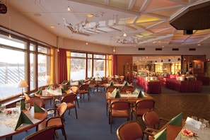 Breakfast and dinner served, sea views