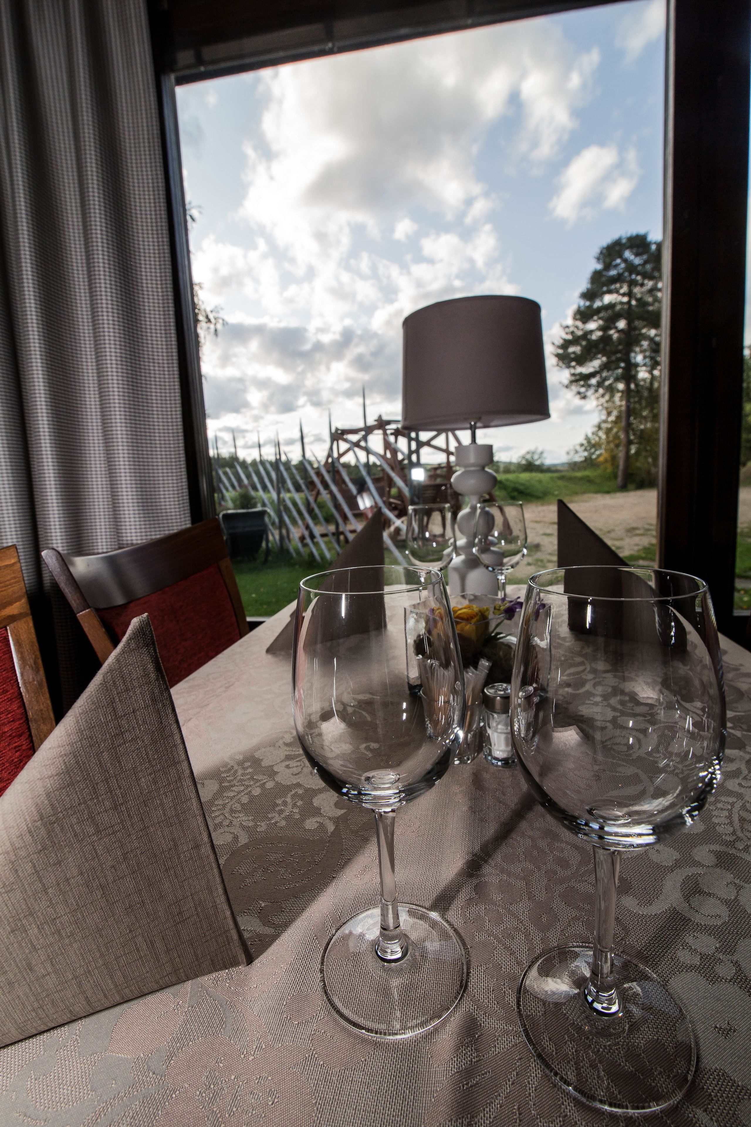 Breakfast and dinner served, ocean views 