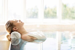 Salas de tratamiento para parejas, una bañera de hidromasaje