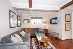 Dr. Holms suite | Living area | Books - Dr. Holms Hotel (Hol)