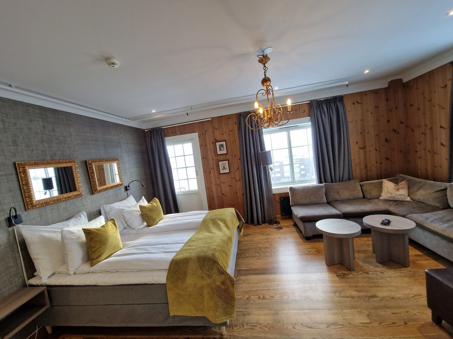 Enkeltrom med utsikt | Dundyner, senger med overmadrass og individuelt dekorert