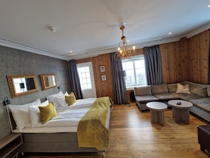 Enkeltrom med utsikt | Down comforters, pillowtop beds, individually decorated - Dr. Holms Hotel (Hol)