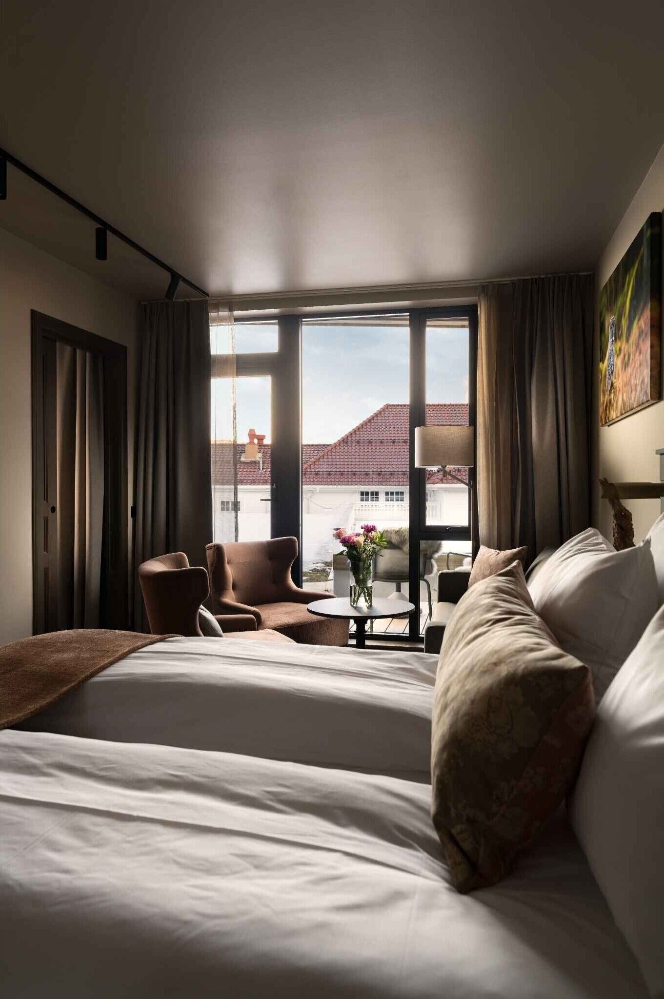 Junior suite | Down comforters, pillowtop beds, individually furnished, desk