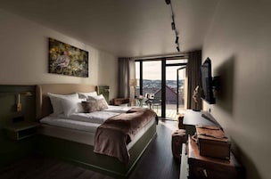 Cubrecamas, colchones con pillow-top, muebles diferentes y escritorio