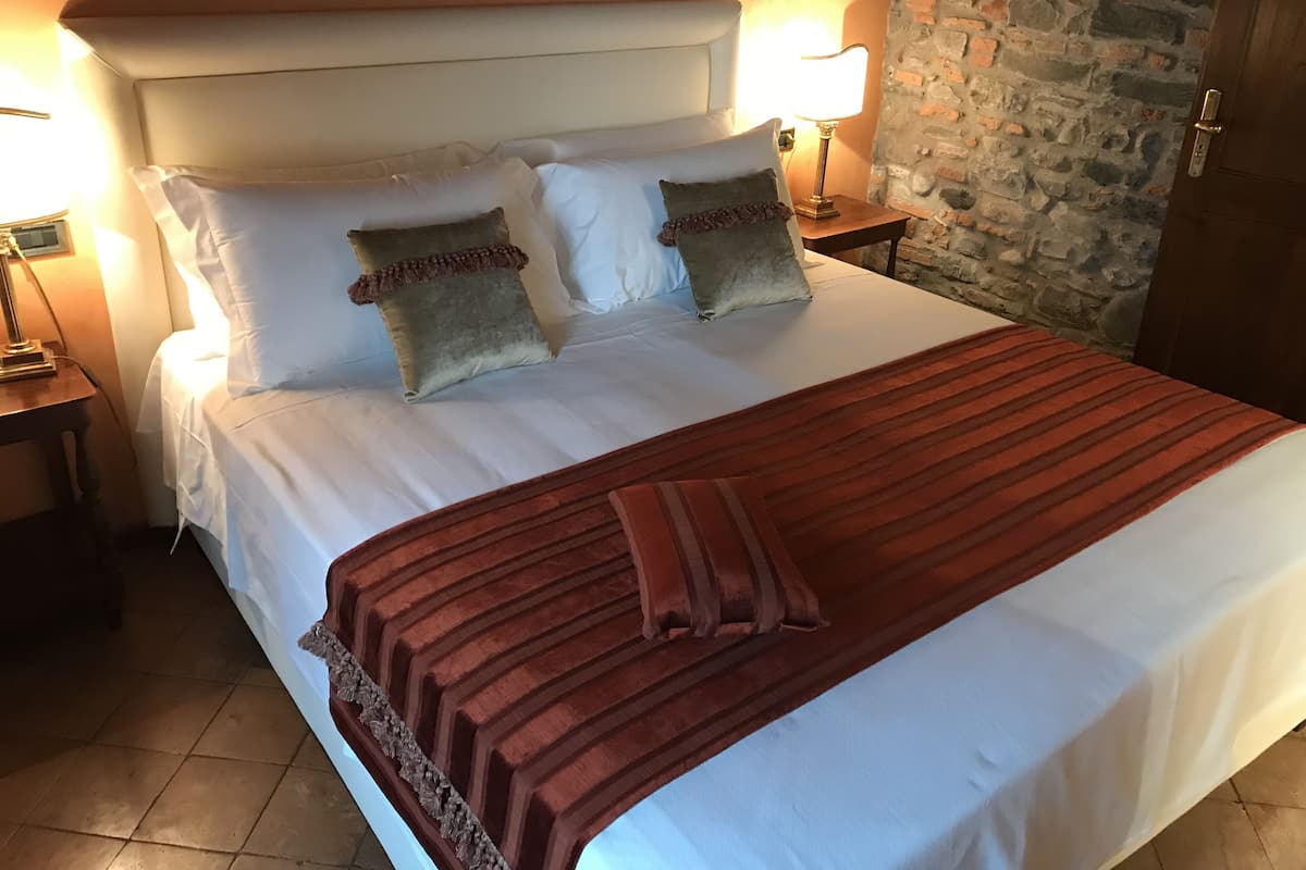 Standard Double Room | Minibar, in-room safe, desk, blackout drapes
