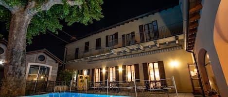 Una piscina al aire libre de temporada