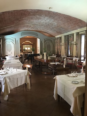 Bữa sáng kiểu Âu hàng ngày (9.00 EUR/mỗi người)