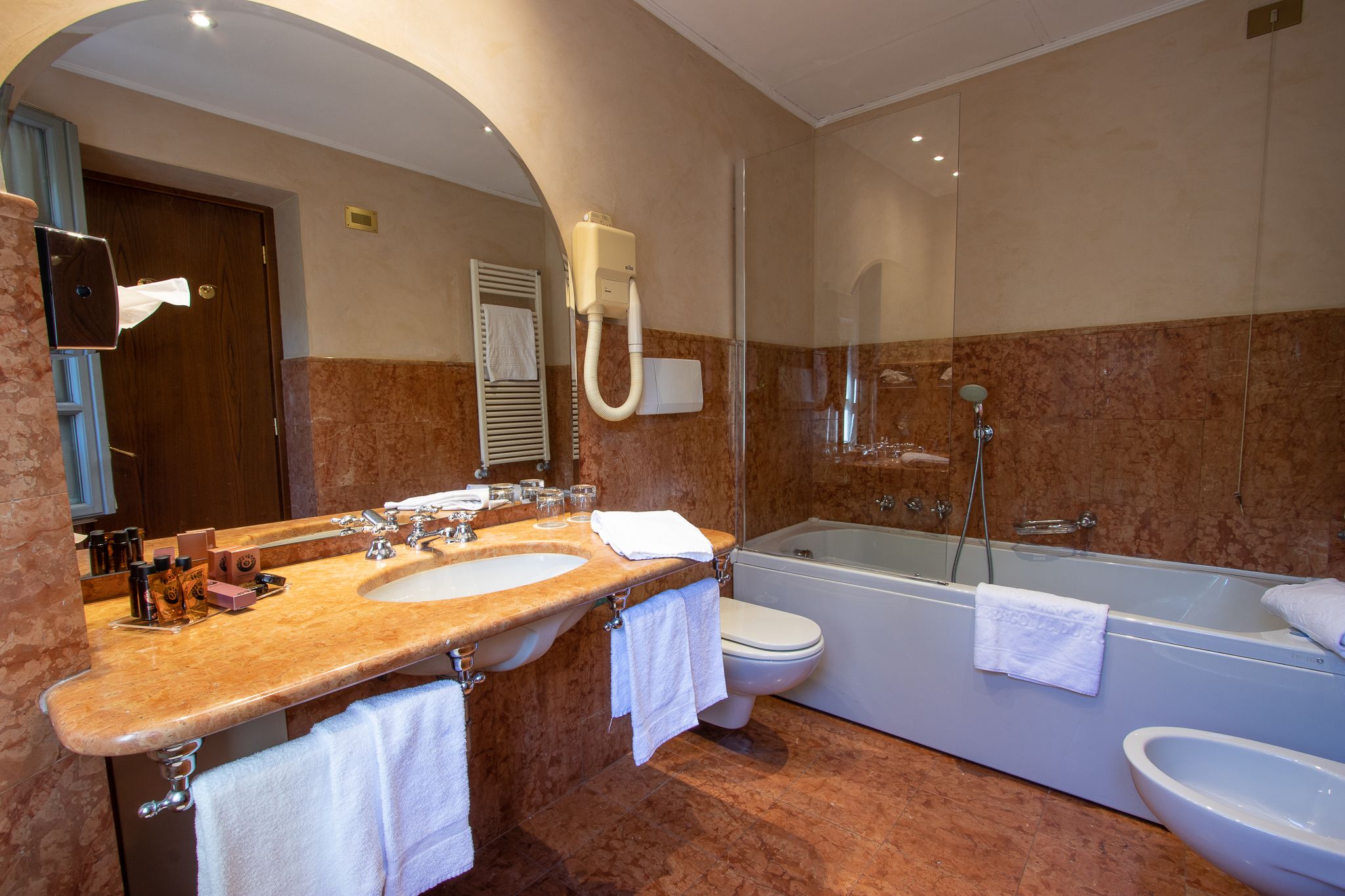 deluxe double room, 1 bedroom | bathroom | free toiletries, hair dryer, slippers, bidet