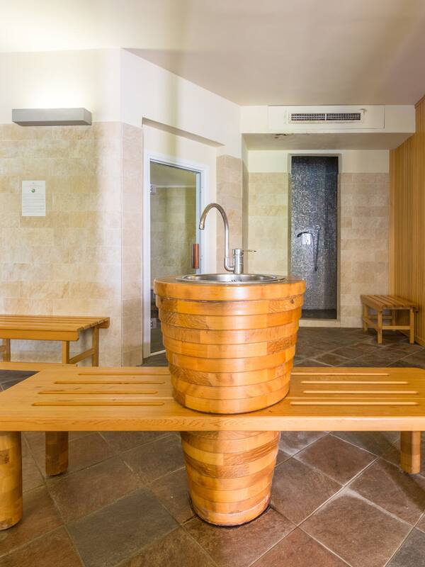 Couples treatment rooms, sauna, hot tub, steam room, Turkish bath