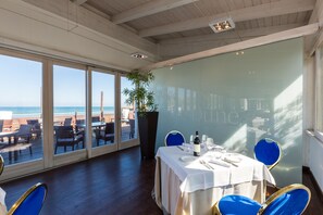 3 restaurantes, se sirven desayunos, comidas, cenas y cocina italiana