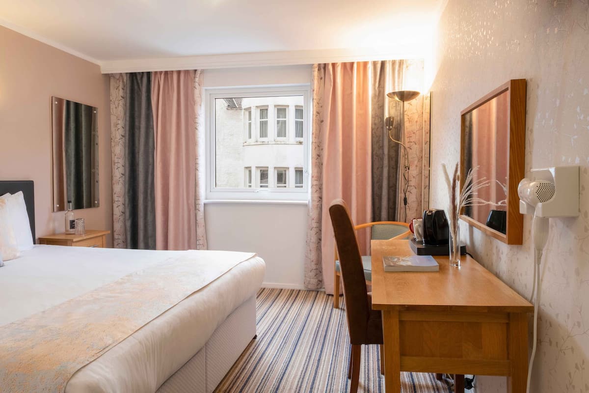 In-room safe, desk, bed sheets