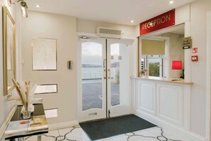 Reception - Muthu Queens Hotel (Oban)