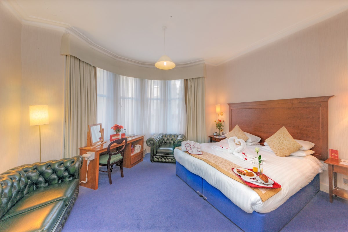Standard King Room | In-room safe, desk, iron/ironing board, bed sheets