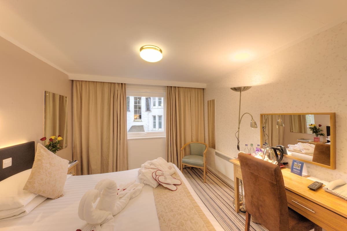 In-room safe, desk, iron/ironing board, bed sheets
