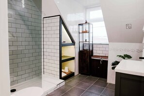 Queen Victoria Suite | Bathroom | Bathtub, free toiletries, hair dryer, towels - Muthu Queens Hotel (Oban)