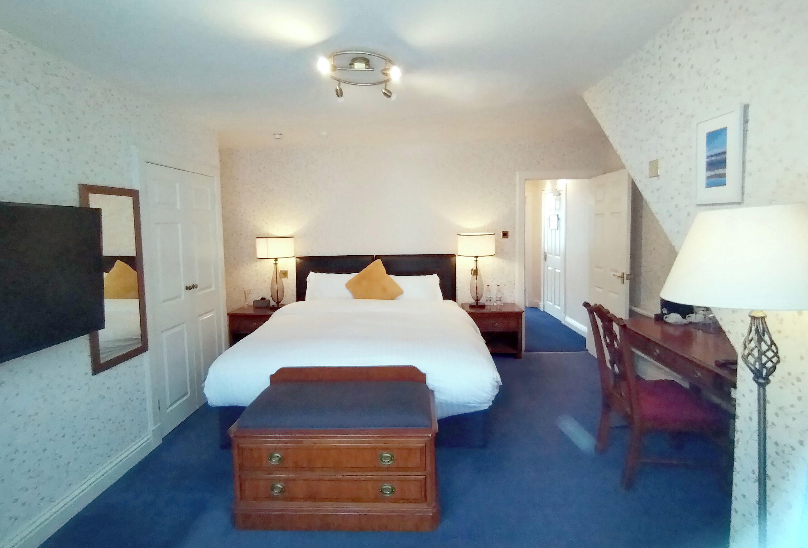 Suite, uitzicht op zee | Een kluis op de kamer, een bureau, een strijkplank/strijkijzer