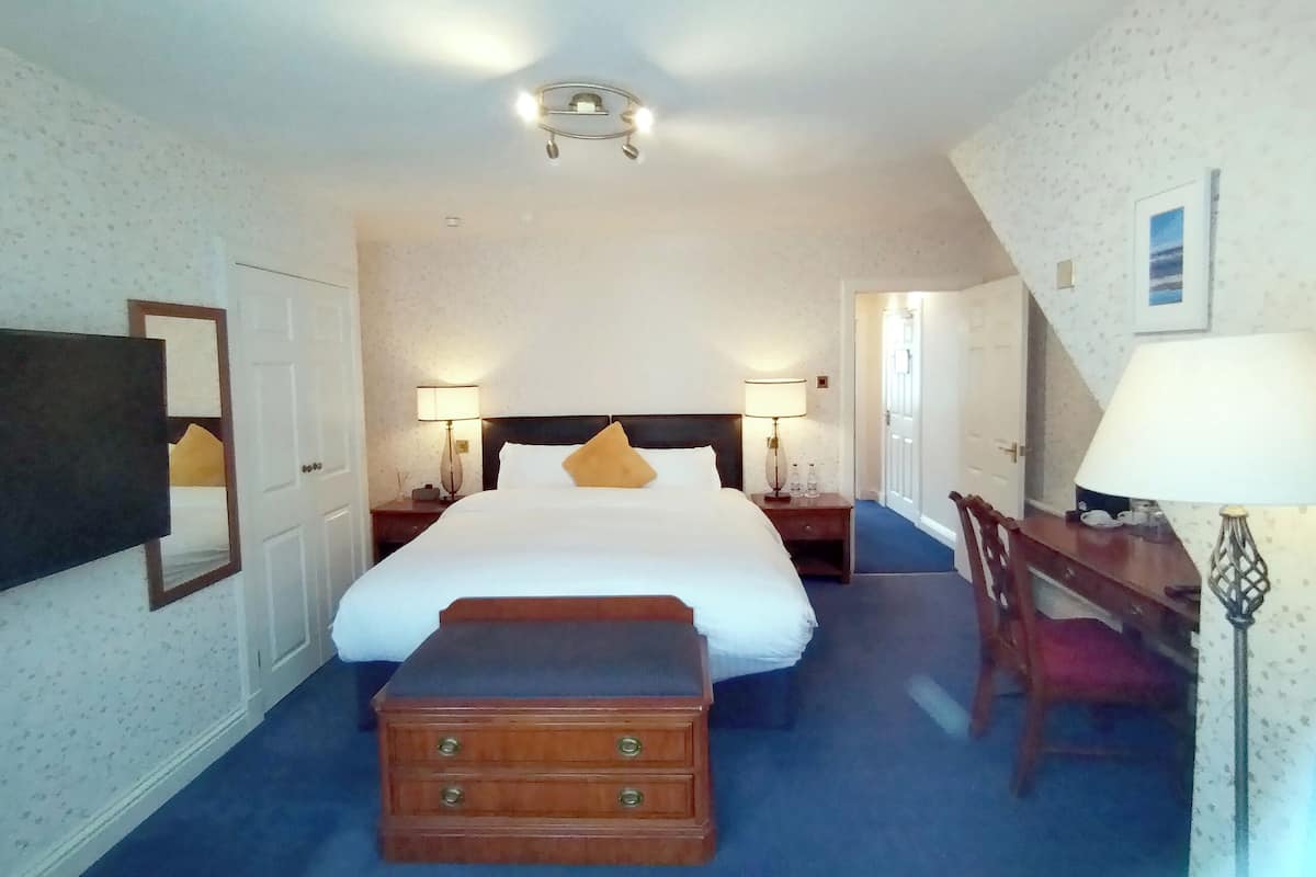 Suite, Sea View | In-room safe, desk, iron/ironing board, bed sheets