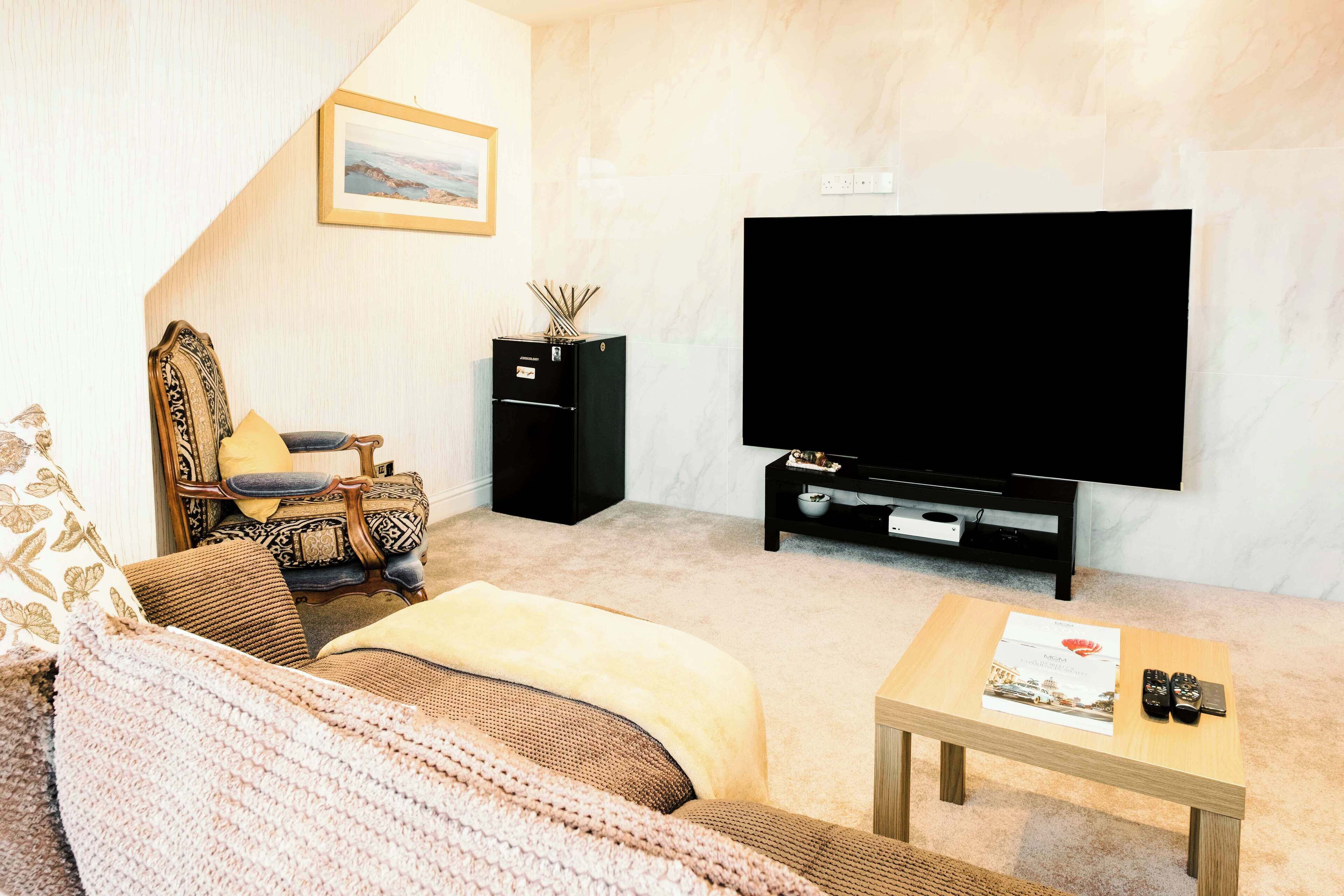 Queen Victoria Suite | Living area | LCD TV