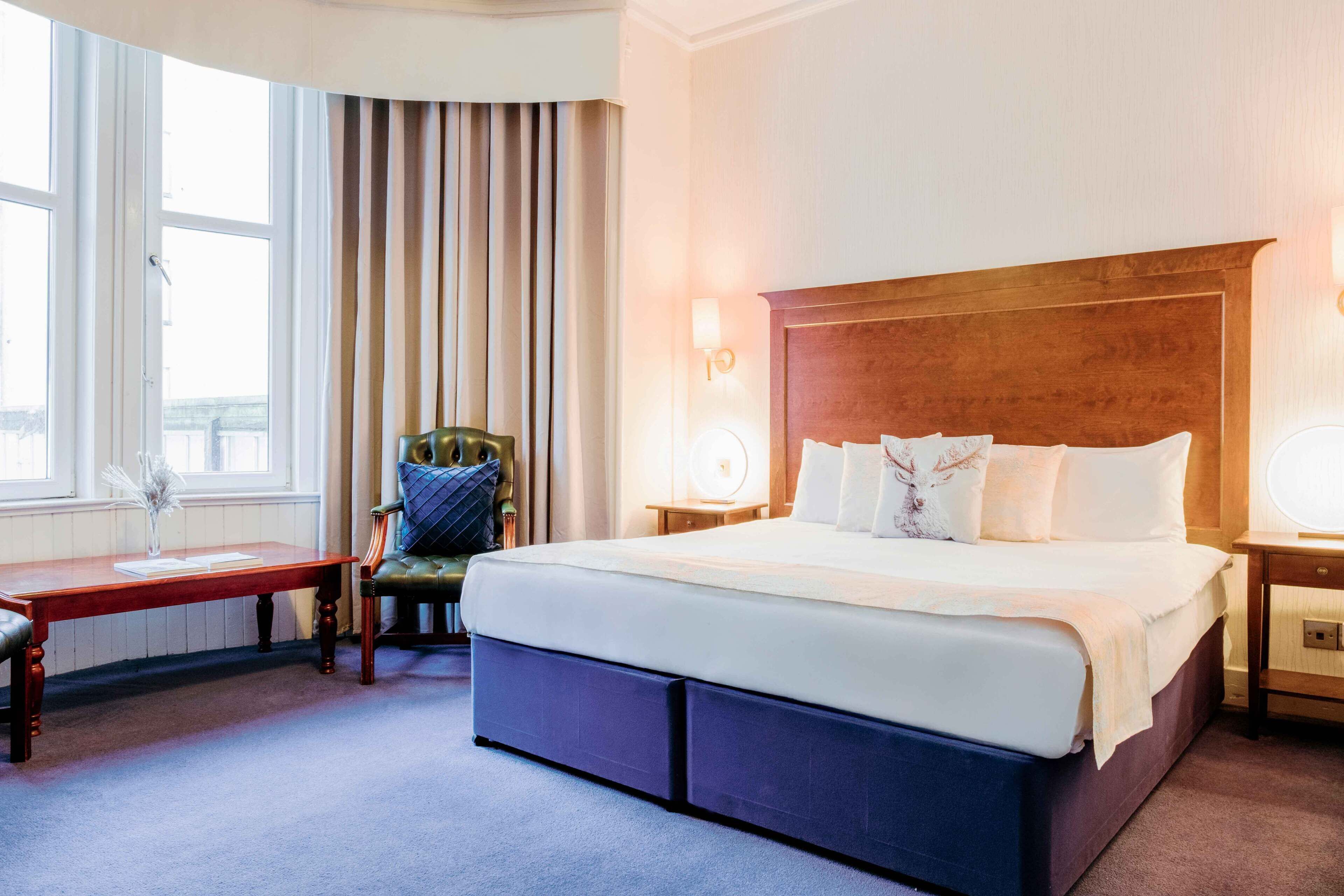 In-room safe, desk, bed sheets