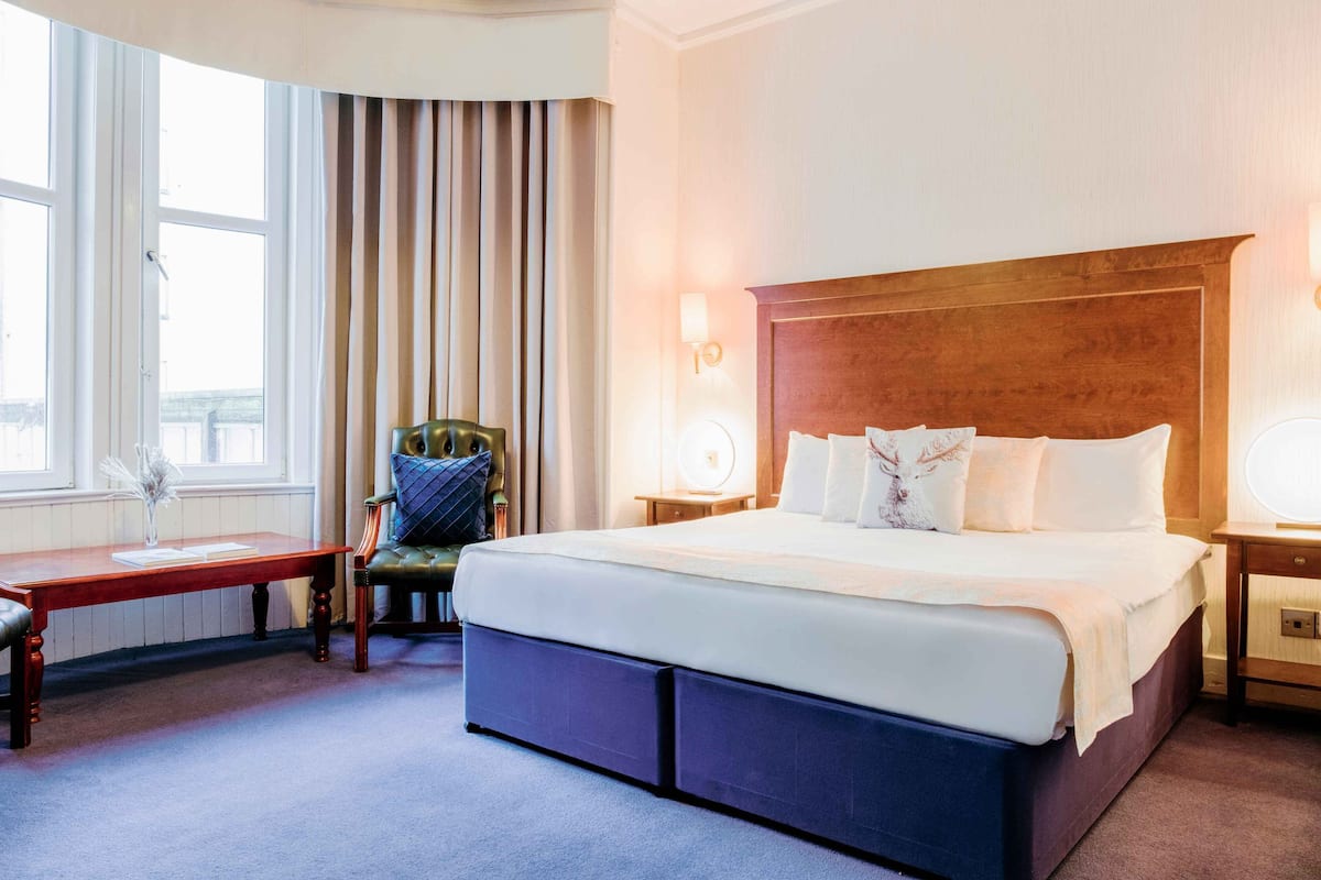 In-room safe, desk, bed sheets