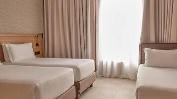 Dreibettzimmer | Allergikerbettwaren, Zimmersafe, Schreibtisch, Verdunkelungsvorhänge