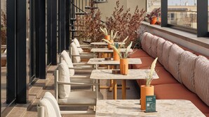 A rooftop terrace with outdoor seating, a staircase, and potted plants. - IL LEON D'ORO HOTEL BARI – BY FARACE HOTELS (Bari)