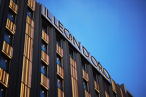 A building with a prominent sign reading 'LEGEND D'ORO' against a clear sky. - IL LEON D'ORO HOTEL BARI – BY FARACE HOTELS (Bari)