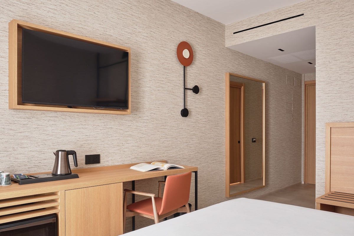 Allergitestet sengetøy, safe på rommet, skrivebord og blendingsgardiner