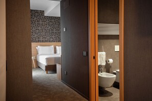 Suite – junior | Allergitestet sengetøy, safe på rommet, skrivebord og blendingsgardiner