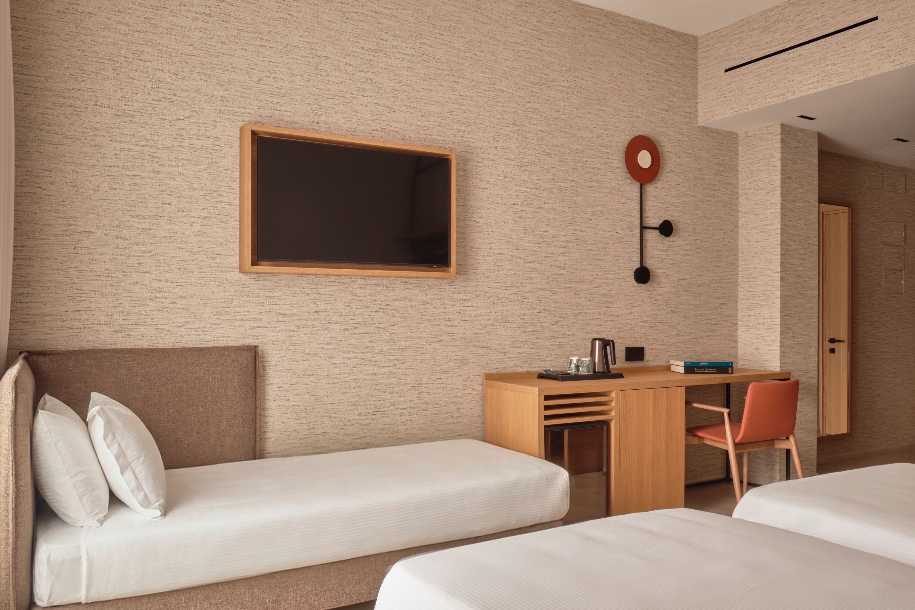 Habitació triple | Roba de llit hipoal·lergògena, caixa forta a l'habitació i escriptori 