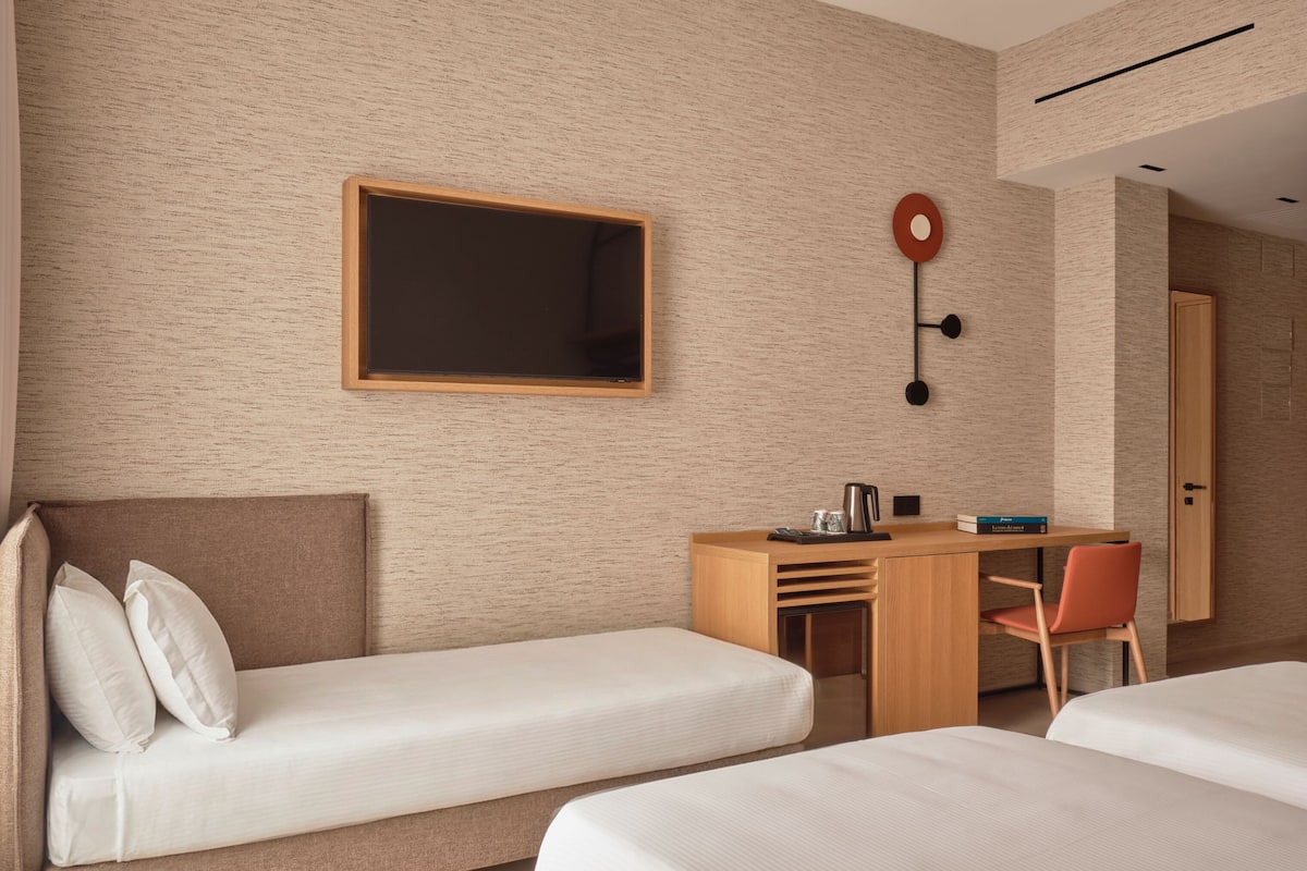 Tremannsrom | Allergitestet sengetøy, safe på rommet, skrivebord og blendingsgardiner