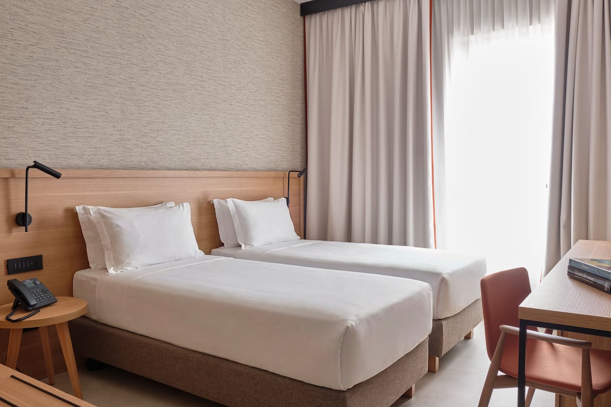 Tomannsrom | Allergitestet sengetøy, safe på rommet, skrivebord og blendingsgardiner