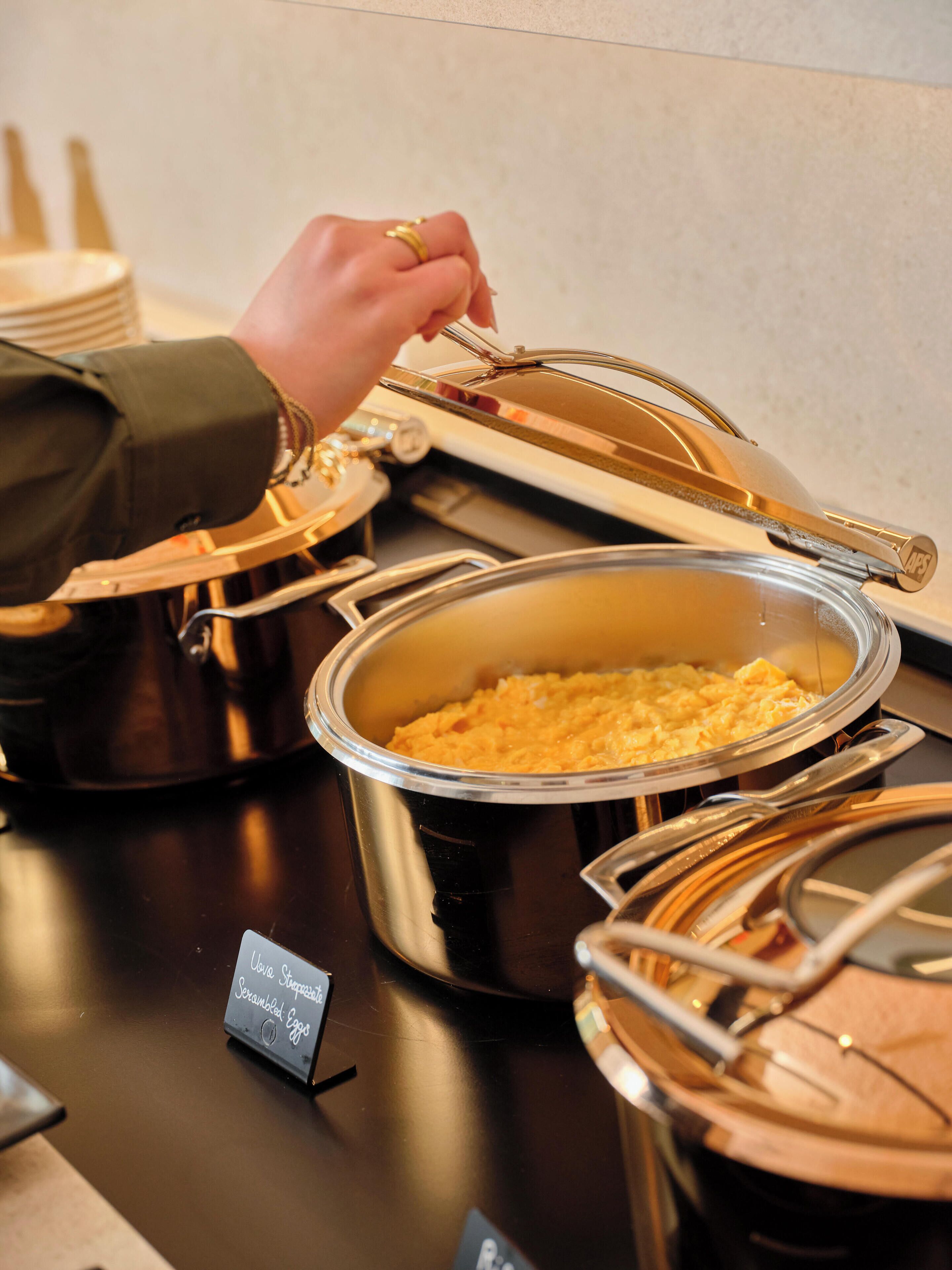 朝食 (ビュッフェ)、毎日提供 (無料)