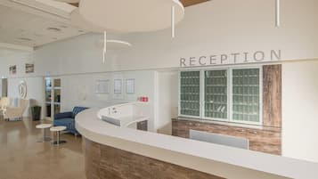 Un espace d’accueil comprenant un comptoir, des sièges et un bureau de réception.