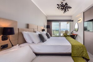 Habitació amb dos llits individuals superior, vistes parcials al mar | Minibar, caixa forta a l'habitació, escriptori i cortines opaques 