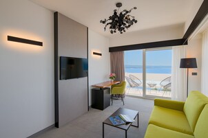 迷你吧、客房内保险箱、办公桌、遮光窗帘